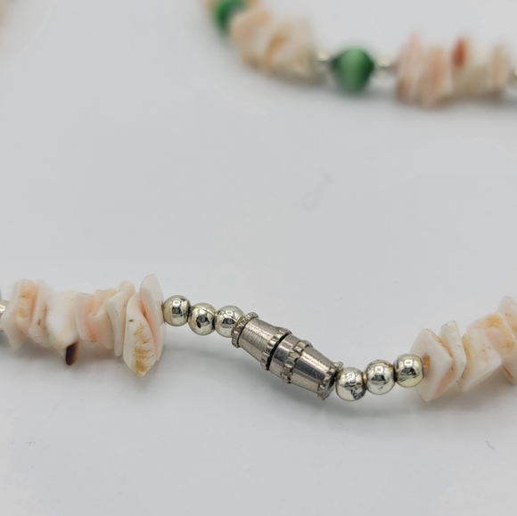 Conch Shell Chip Necklace Green Beads Barrel Clasp Boho Festival 1970s Vintage - Picture 5 of 7